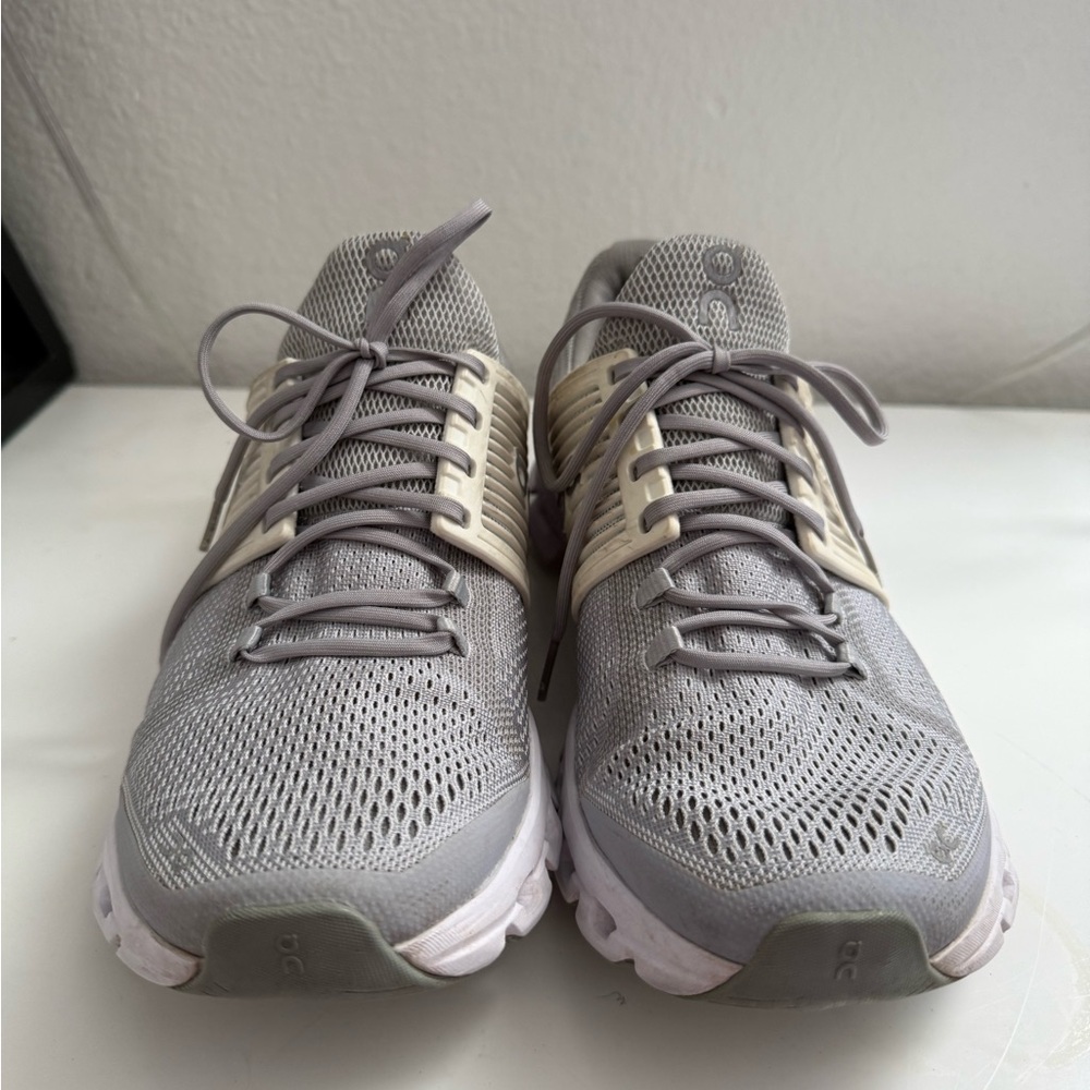 On Running women size 10
Gray Athletic Shoes - Picture 3 of 9